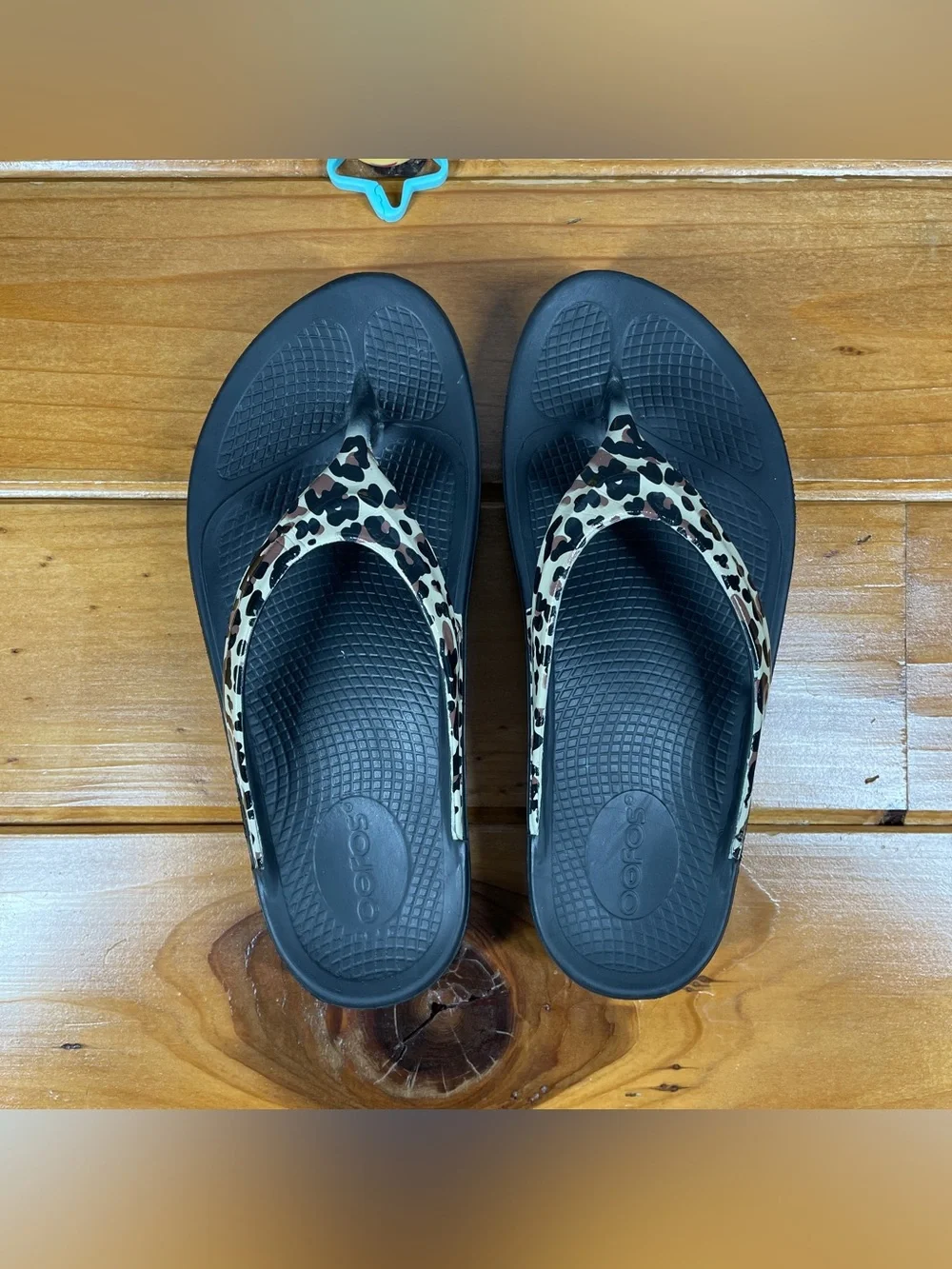 OOFOS OOlala Luxe WOMENS SIZE 8 Leopard Recovery Sandals Black Thong Flip Flops